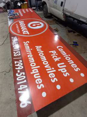 Cartel publicitario gigante